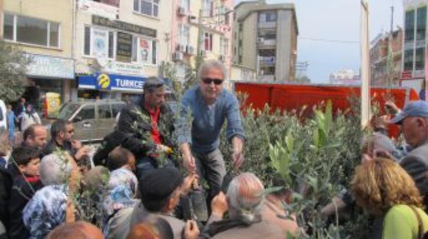 &Ccedil;evreciler sazlı s&ouml;zl&uuml; t&ouml;renle bin 500 &ccedil;am fıstığı ve zeytin fidanı dağıttı