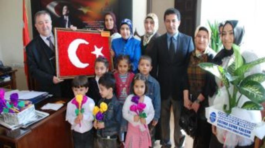 4 bin g&uuml;lden yaptıkları bayrağı hediye ettiler