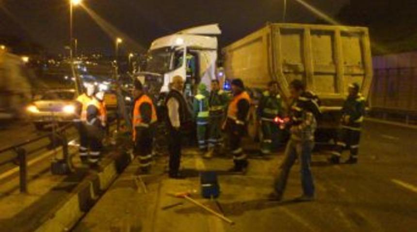 Beyoğlu&rsquo;nda kaza: Kamyonda sıkışan s&uuml;r&uuml;c&uuml; yaralandı