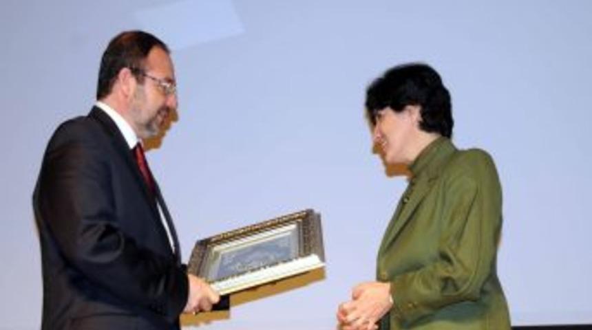 G&ouml;rmez: Asgari din eğitimi olmayan İstiklal Marşı&rsquo;nı anlar mı?