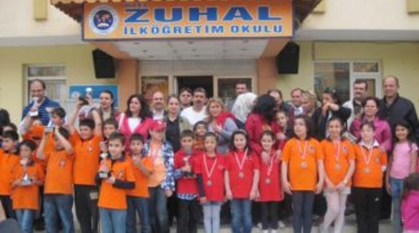 Salihli &Ouml;zel Zuhal İlk&ouml;ğretimde satran&ccedil; turnuvası coşkusu