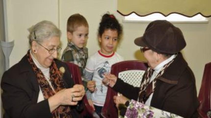 Anaokulunun minik &ouml;ğrencilerinden yaşlılara y&ouml;nelik etkinlik