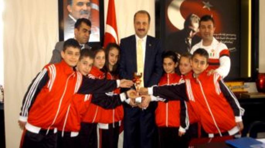 Şampiyon miniklerden Başkan Akg&uuml;l'e ziyaret