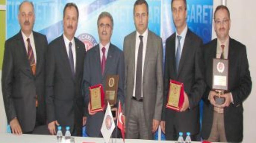 YGS ve LYS T&uuml;rkiye birincisi olan okul m&uuml;d&uuml;rleri &ouml;d&uuml;llendirildi