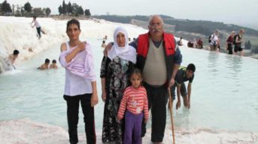 Vanlı depremzedeler Pamukkale&rsquo;yi gezdi