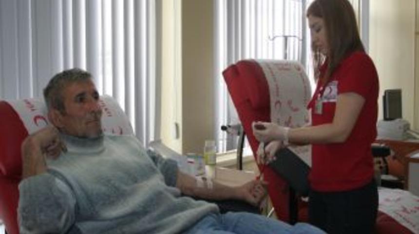 Duyarlı vatandaş, doğum gününde 52. kan bağışında bulundu