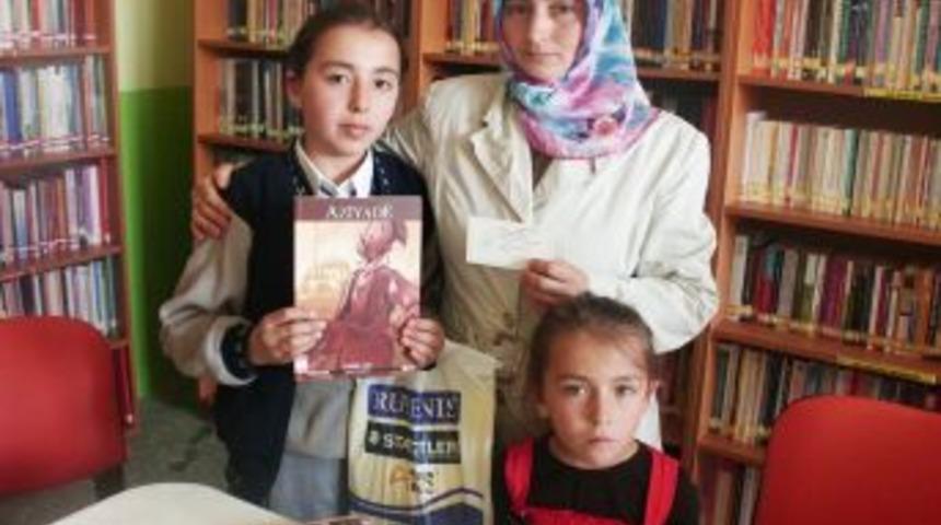 Anne babalarıyla kütüphanede kitap okudular