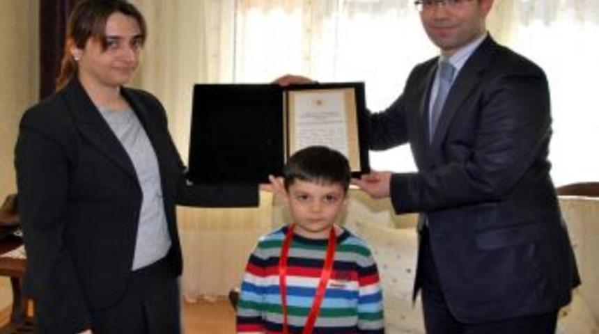 Şehit Yarbay&rsquo;ın &ouml;v&uuml;n&ccedil; madalyasını eşi teslim aldı