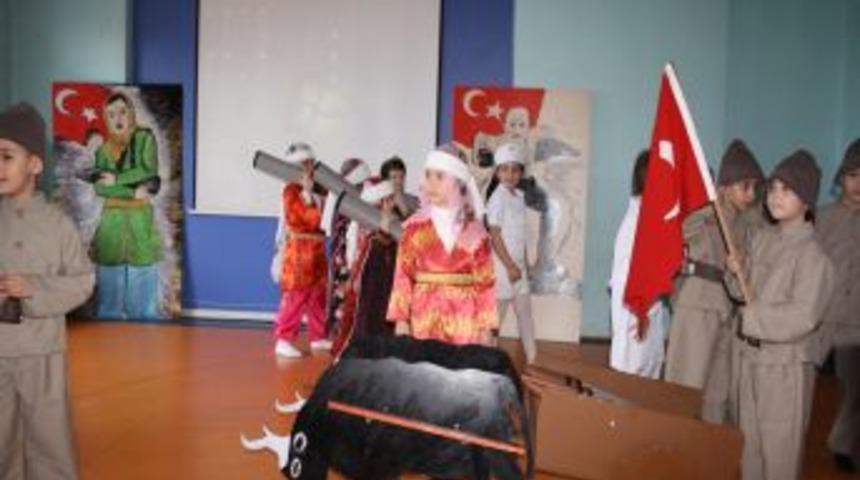 &Ccedil;anakkale konulu etkinlikte duygulanan minik &ouml;ğrenci g&ouml;zyaşlarına boğuldu