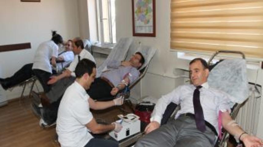 Erzurum Sağlık M&uuml;d&uuml;rl&uuml;ğ&uuml; &ccedil;alışanları kan bağışında bulundu