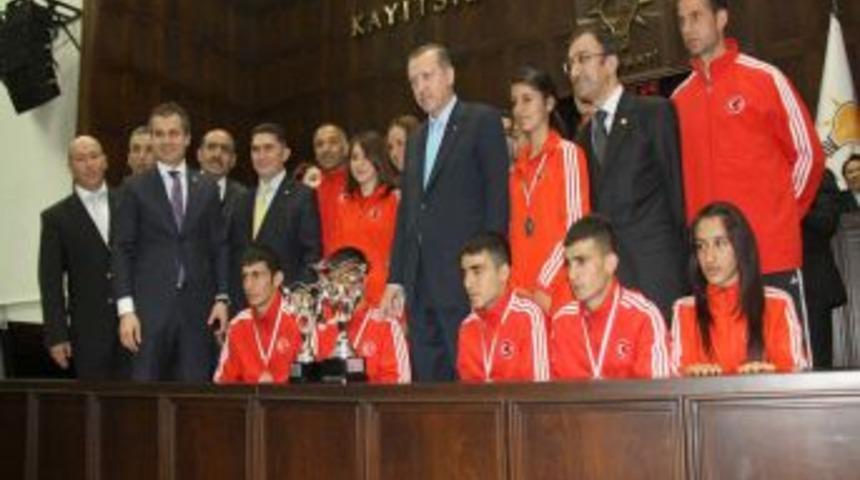 Başbakan Erdoğan, Ağrılı atletleri Meclis'te kabul etti