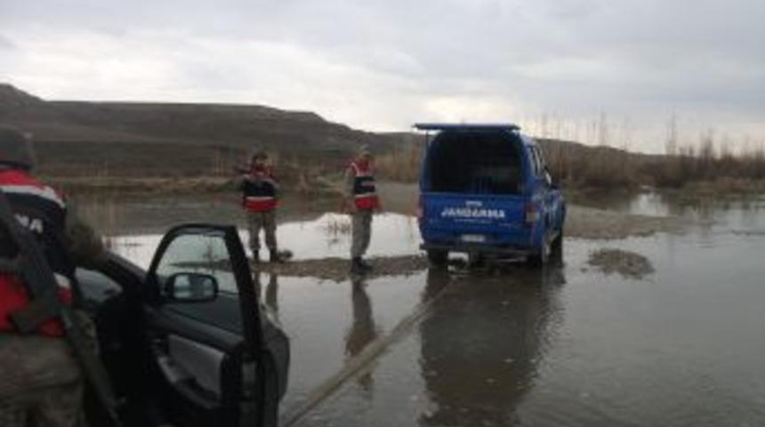 Jandarma, suların y&uuml;kselmesi sonucu nehirde mahsur kalan vatandaşları kurtardı