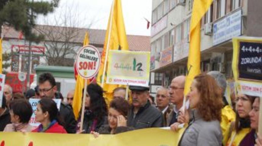 4+4+4 yasası protestosunda Arap benzetmesi