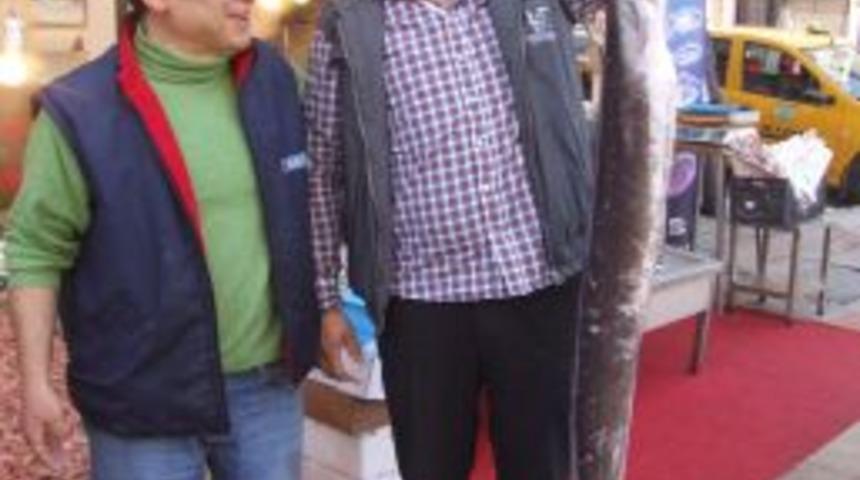 Adam Boyunda Yılan Balığı Yakaladılar