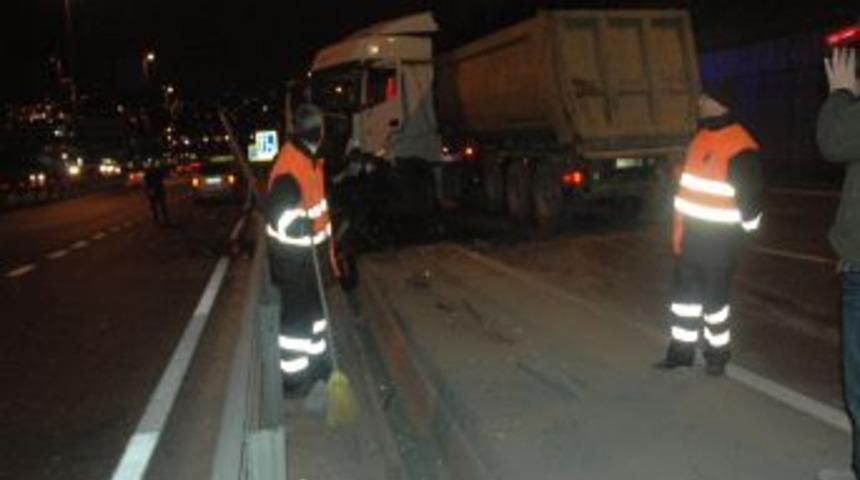 E-5'de Hafriyat Kamyonu Devrildi