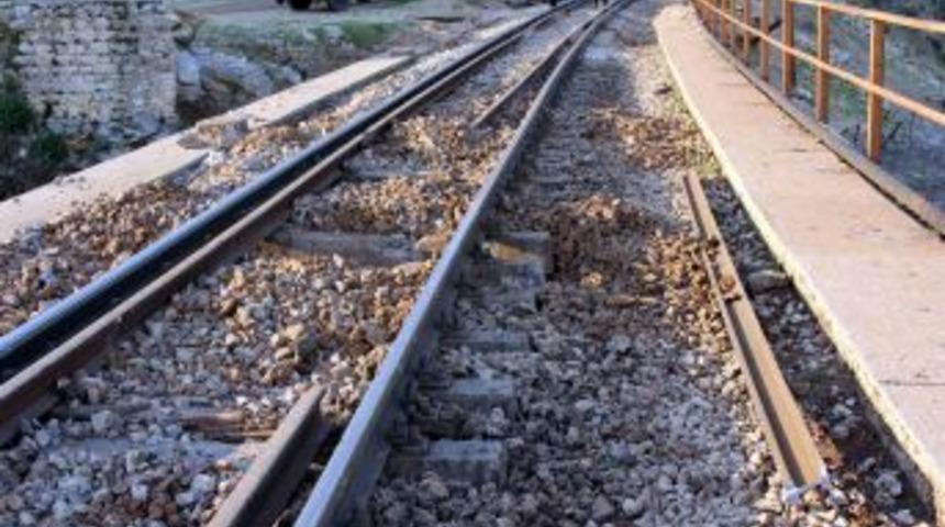 James Bond Filminin &Ccedil;ekimlerinin Yapıldığı K&ouml;pr&uuml;de Tren Raydan &Ccedil;ıktı