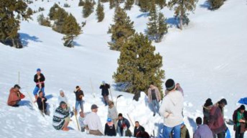 50 Metrelik Delik Karla Dolduruldu