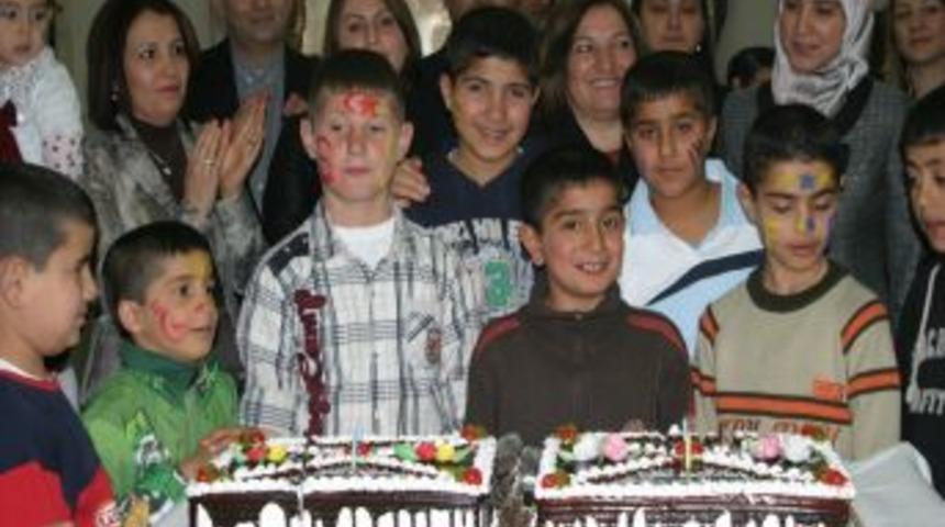 Polisevinde 13 kimsesiz &ccedil;ocuk i&ccedil;in doğum g&uuml;n&uuml; partisi d&uuml;zenlendi