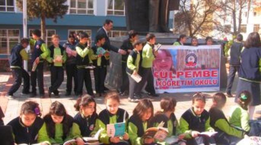 G&uuml;lpembe Koleji &ouml;ğrencileri kitap okuyarak &ouml;rnek oldu