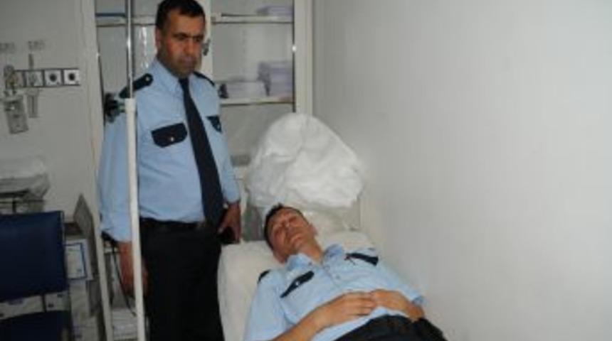 Kavgaya m&uuml;dahale edilen polis başından yaralandı