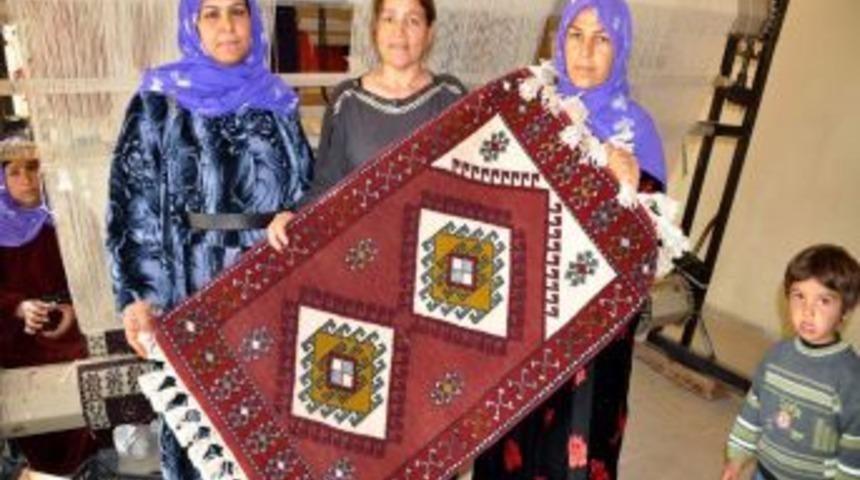 Ak&ccedil;akale Kaymakamı Ayg&ouml;l, Halı Dokuyan Kadınları Ziyaret Etti