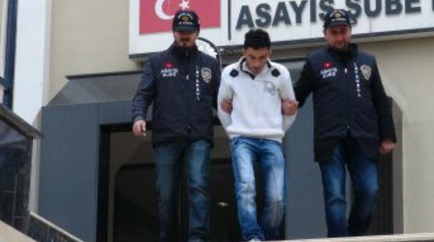 Kız kardeşinin mesajlaştığı kişiyi &ouml;ld&uuml;rd&uuml;