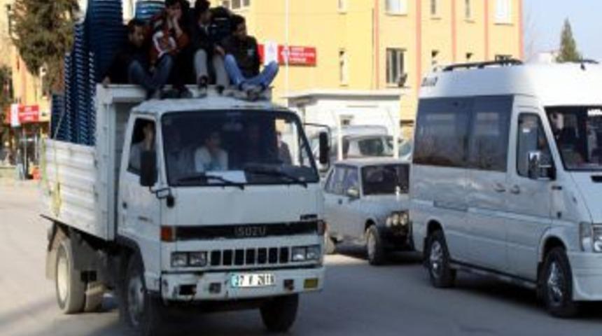 Kamyonet &Uuml;st&uuml;nde Tehlikeli Yolculuk