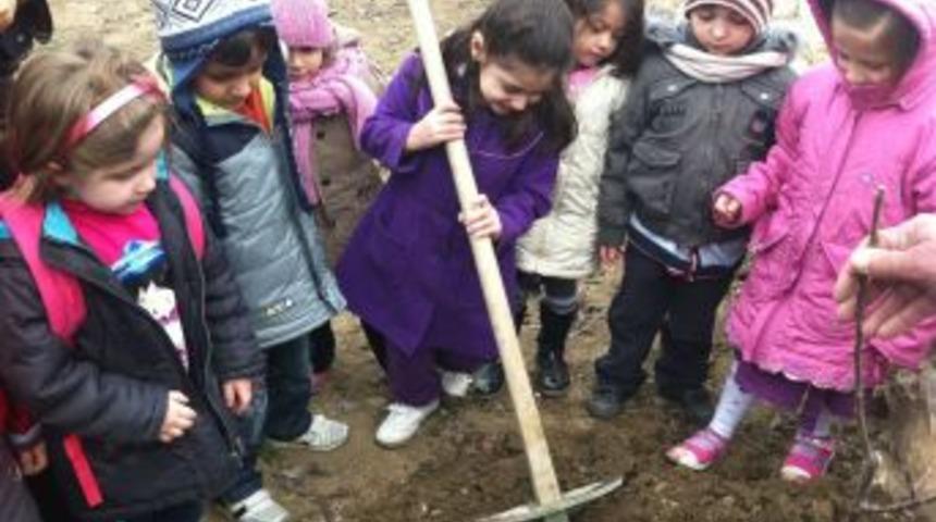 Kreş &ouml;ğrencileri fidan dikti