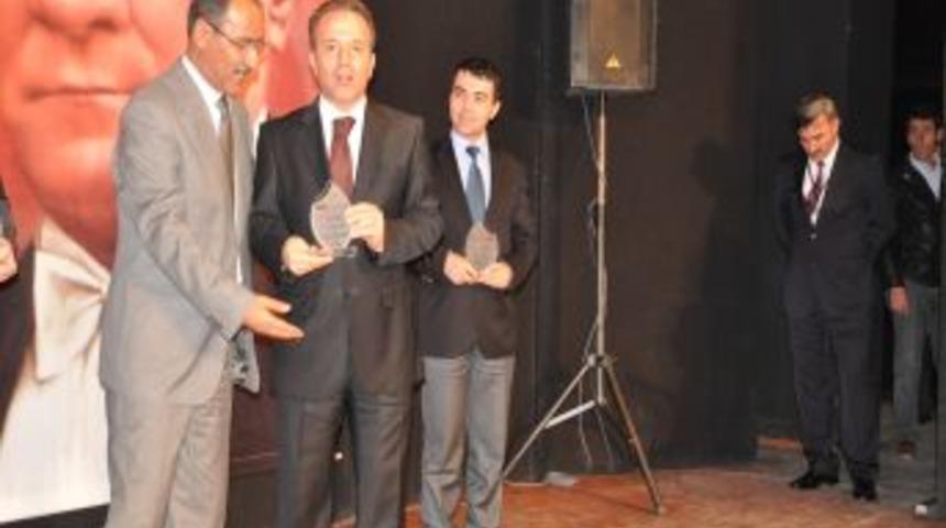 Vali G&uuml;ner&rsquo;e 'Yılın Valisi' &ouml;d&uuml;l&uuml; verildi