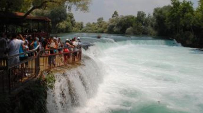 D&uuml;zenleme yapılan Manavgat Şelalesi'nde turistler daha fazla vakit ge&ccedil;irecek
