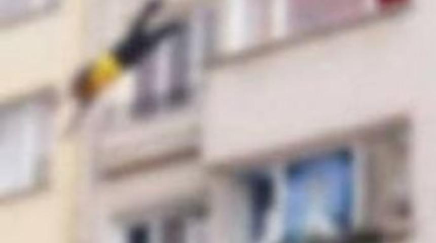 &Ccedil;ocuk damdan d&uuml;ş&uuml;nce...