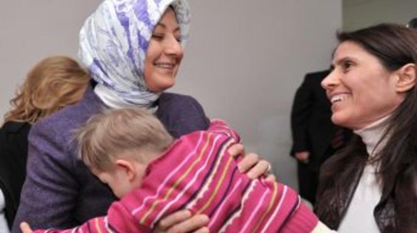 Hayr&uuml;nnisa G&uuml;l&rsquo;den sevgi evlerindeki &ccedil;ocuklara s&uuml;rpriz ziyaret