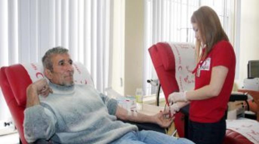 Doğum G&uuml;n&uuml;nde Kan Verdi