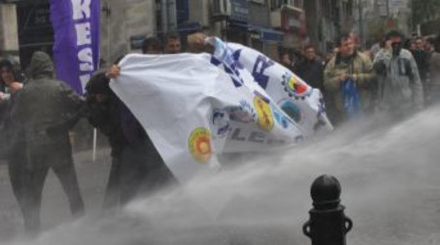 KESK &uuml;yelerinin protesto g&ouml;sterisinde olay &ccedil;ıktı