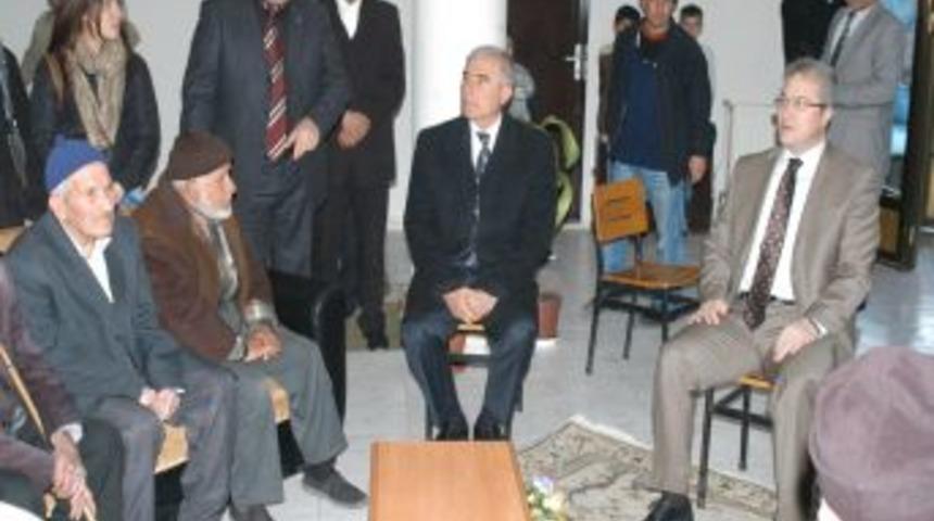 &Uuml;niversiteli gen&ccedil;lerden huzurevine ziyaret