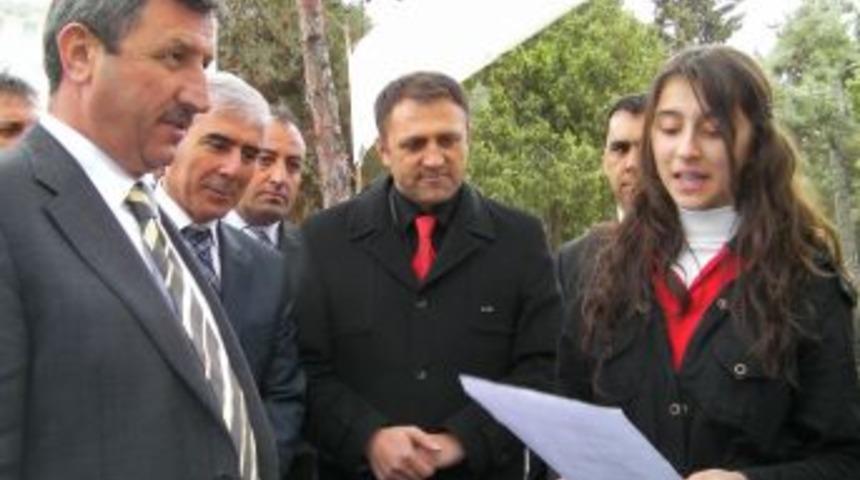 Yazdığı şiiri Vali Yılmaz'a okudu