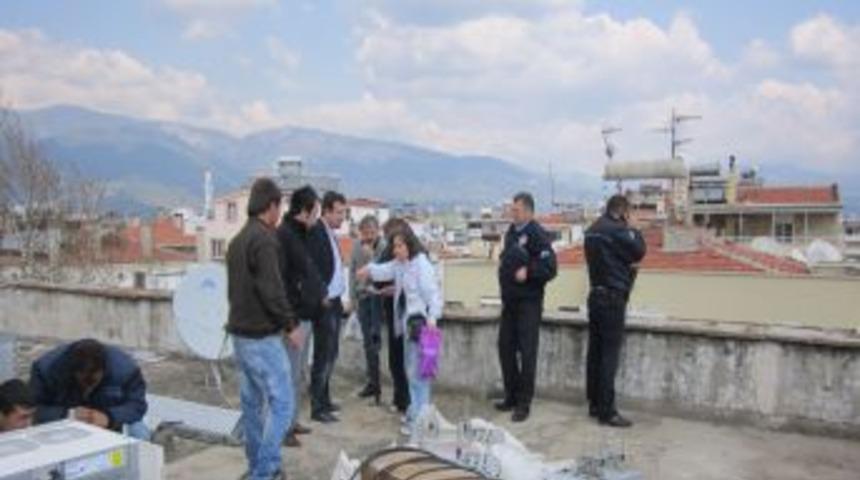 Apartmanın terasına yerleştirilen baz istasyonu mahallelilerin engeline takıldı