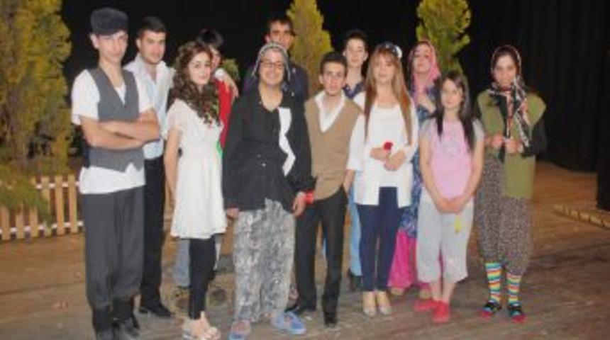 Malatya'da, &quot;zır Zır Deli&quot; Oyunu İlgi Gördü