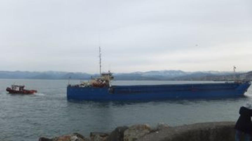 Kuru Y&uuml;k Gemisi Karaya Oturdu