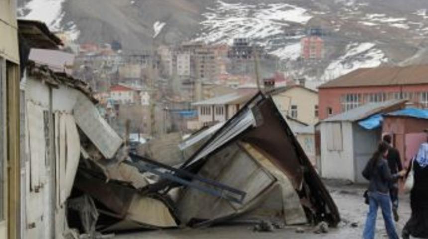 Askeri Lojmanlara Ait İstinat Duvarı &Ccedil;&ouml;kt&uuml;