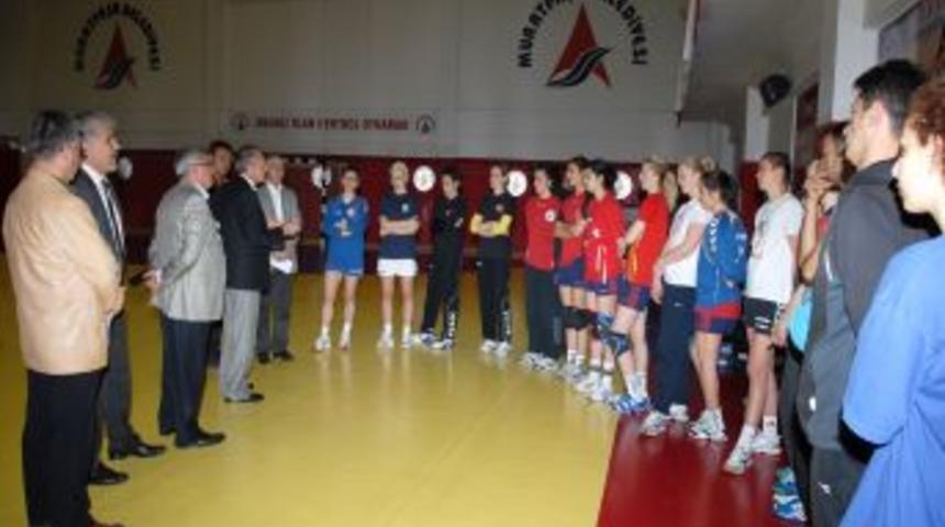 Muratpaşa'nın Melekleri Yarı Final İ&ccedil;in Fransa'ya U&ccedil;uyor