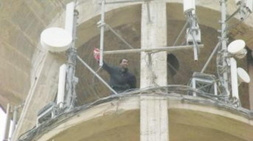 Su Kulesinde T&uuml;rk Bayraklı İntihar Girişimi