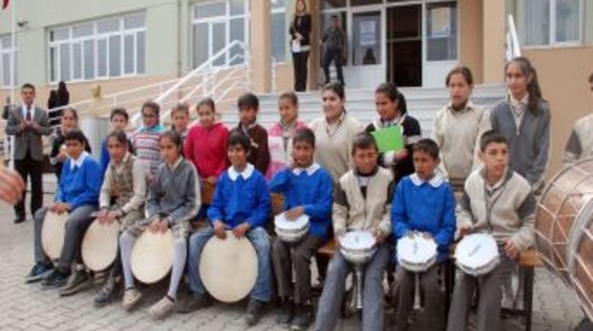 Roman &Ccedil;ocuklardan Vali Civelek'e Darbukalı Karşılama