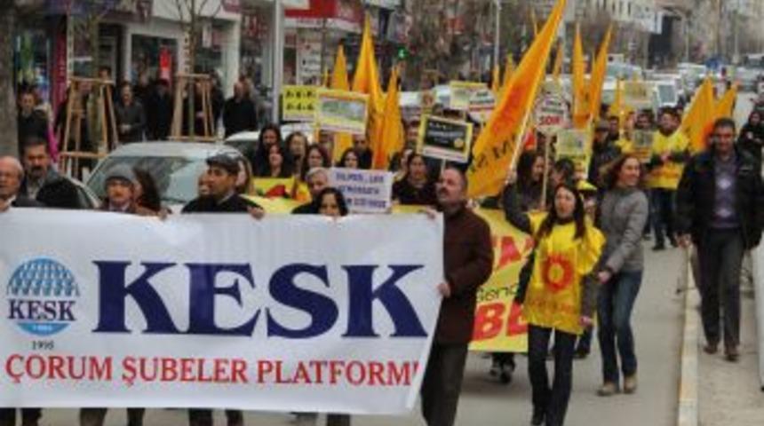 &Ouml;ğretmenler Yeni Eğitim Sistemini, S&uuml;r&uuml;c&uuml;ler De &Ouml;ğretmenleri Protesto Etti