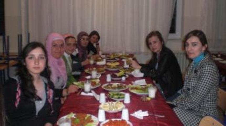 Kaymakam U&ccedil;ar, Kız &Ouml;ğrencilerle Buluştu