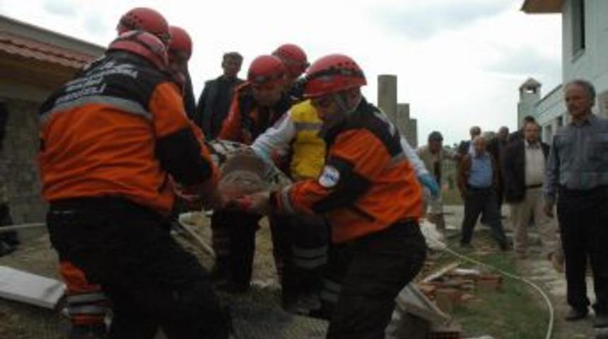 G&ouml;&ccedil;&uuml;k Altında Kalan İş&ccedil;i Uzun Uğraşlar Sonucu Kurtarıldı