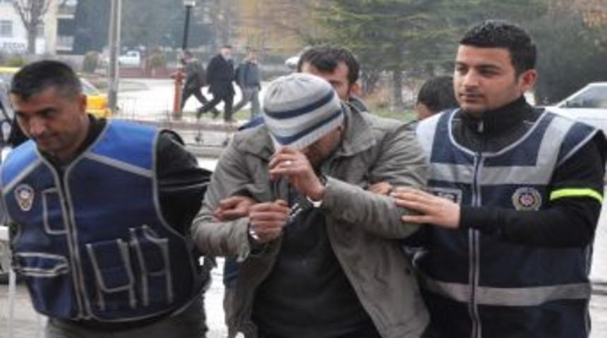 Aranan hırsızlar polisin ayağına geldi