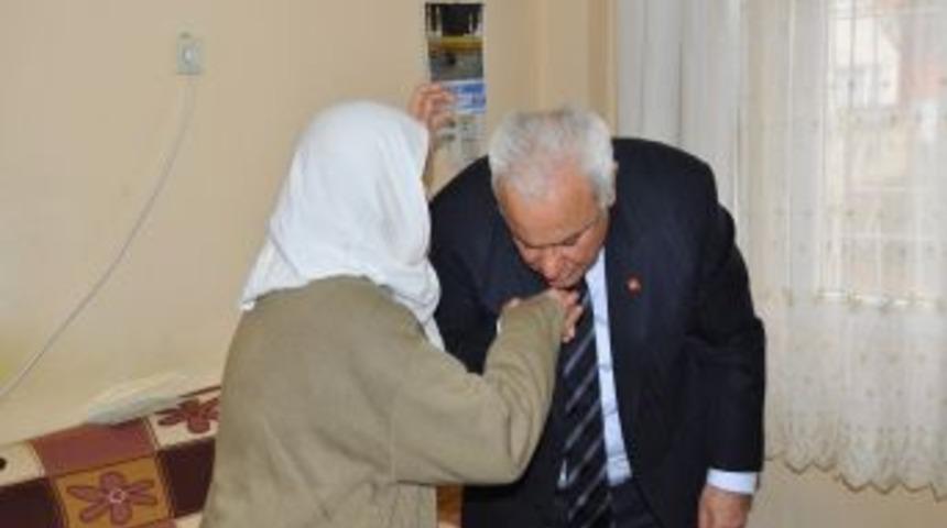 Vali &Ccedil;olak, ihtiya&ccedil; sahibi yaşlı vatandaşları ziyaret etti
