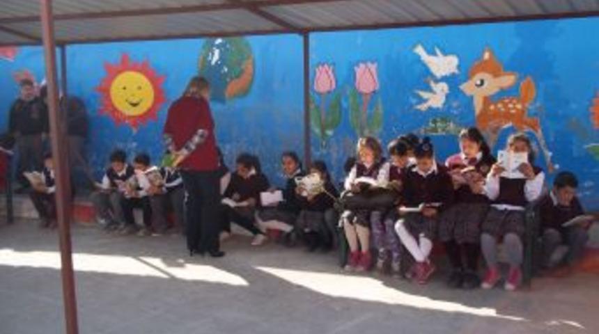 Kaymakam &ouml;ğrencilerle kitap okudu