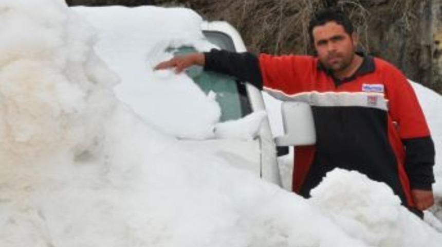Bitlisliler kar altındaki ara&ccedil;larını kurtarıyor